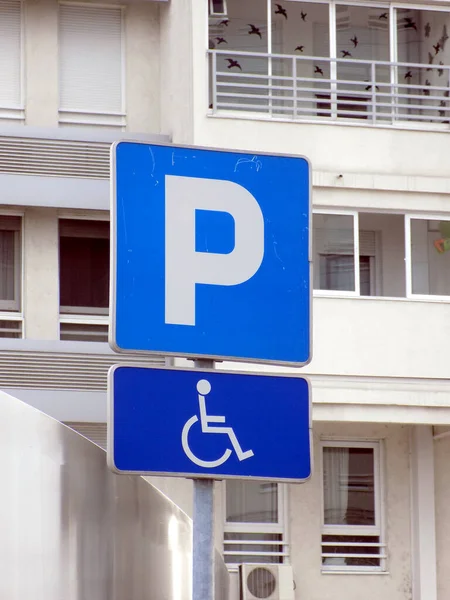 Parking Dla Niepełnosprawnych Znakiem Drogowym — Zdjęcie stockowe