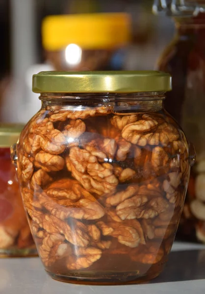 蜂蜜の中にナッツの完全なガラス瓶 — ストック写真