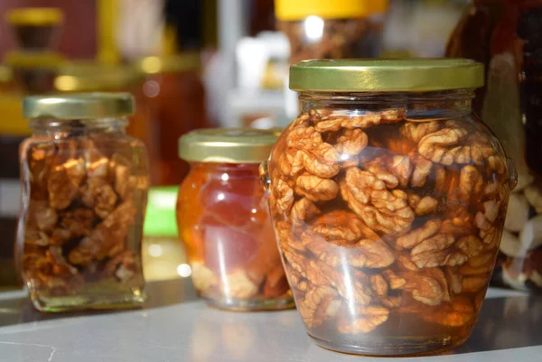 蜂蜜の中にナッツの完全なガラス瓶 — ストック写真