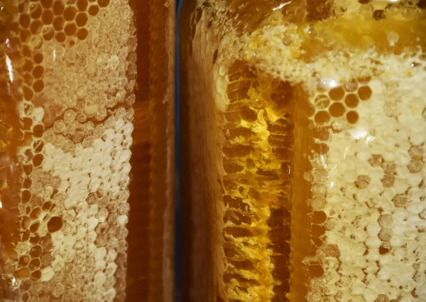 蜂蜜でいっぱいの瓶の中にハニカム — ストック写真
