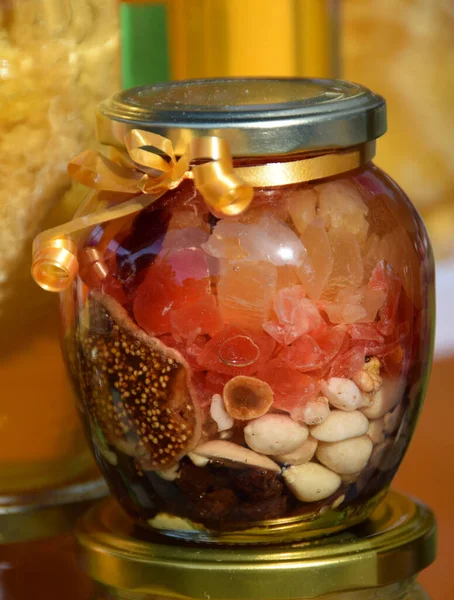 ナッツとドライフルーツの完全なガラス瓶 蜂蜜に保存 — ストック写真