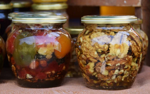 ナッツと蜂蜜のドライフルーツの完全なガラス瓶 — ストック写真