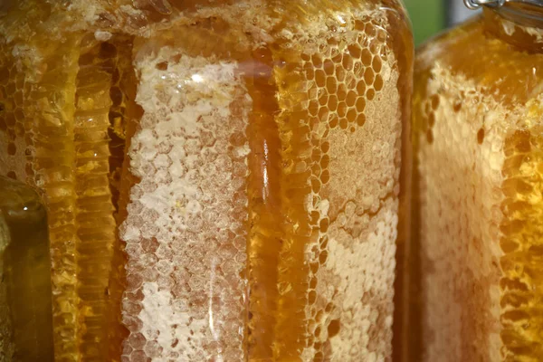 Honeycomb Dalam Toples Penuh Madu — Stok Foto