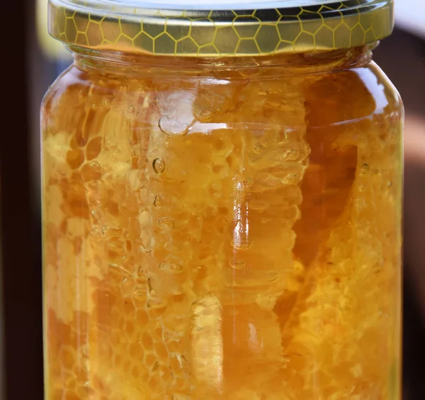 蜂窝在装满蜂蜜的罐子里 — 图库照片