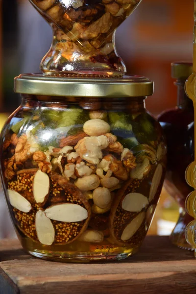 ナッツとドライフルーツの完全なガラス瓶 蜂蜜に保存 — ストック写真