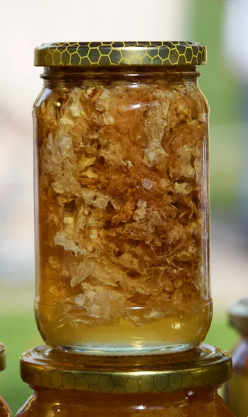 蜂蜜でいっぱいの瓶の中にハニカム — ストック写真