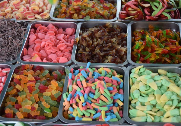 Γλυκά Και Καραμέλες Διαφόρων Χρωμάτων Και Σχημάτων Στον Πάγκο Στο — Φωτογραφία Αρχείου