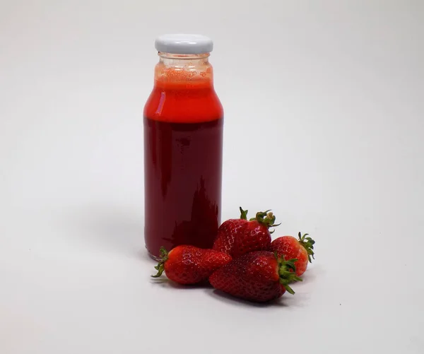 来自有机产品的新鲜挤榨果汁 — 图库照片