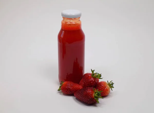 来自有机产品的新鲜挤榨果汁 — 图库照片