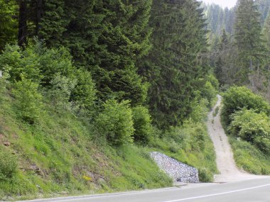 Dağdan geçen köy yolları