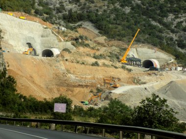 Yeni otoyolda tünel inşaatı