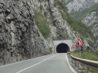 Yarış yolunda bir tünel