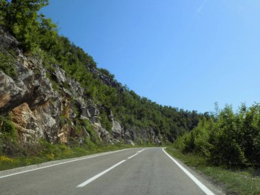 Yarış pistinde sağa doğru eğil.