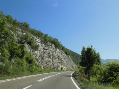 Yarış pistinde sağa doğru eğil.