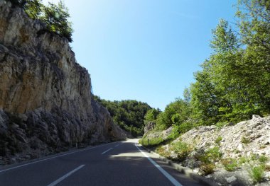 Yarış pistinde sağa doğru eğil.