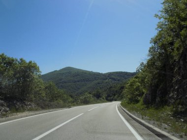 Yarış pistinde sağa doğru eğil.