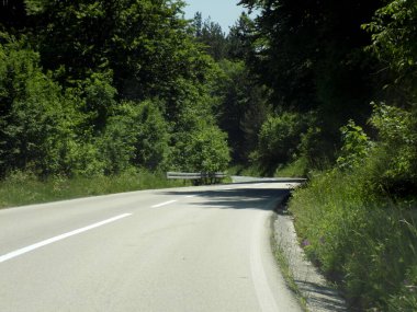 Yarış pistinde sağa doğru eğil.