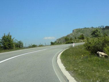 Yarış pistinde sağa doğru eğil.