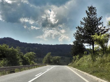 Yarış pistinde sağa doğru eğil.