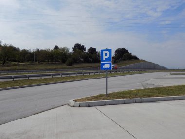 Otobanın yanındaki otopark.