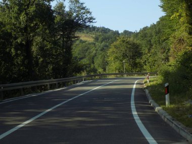 Yarış pistinde sağa doğru eğil.