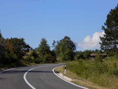 Yarış pistinde sağa doğru eğil.