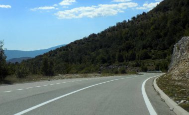 Yarış pistinde sağa doğru eğil.