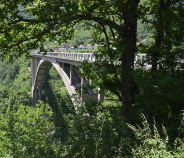 Kanyonun üzerindeki eski kemer köprüsü