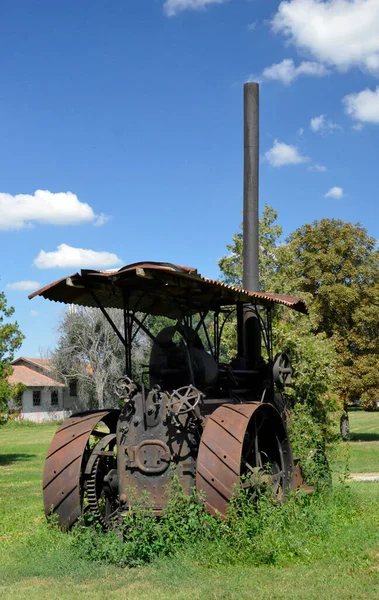旧农业机械 拖拉机 — 图库照片