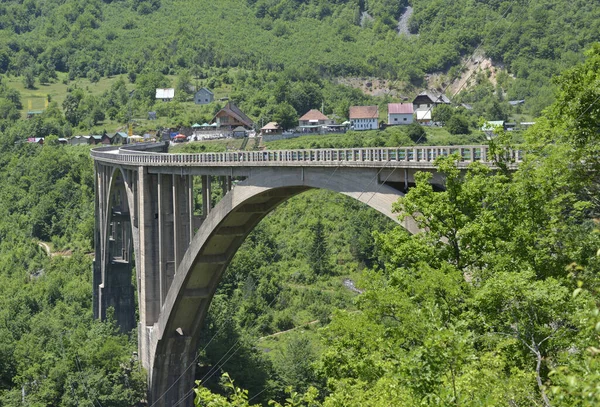 峡谷上的旧拱桥 — 图库照片
