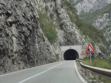 Yarış yolunda bir tünel