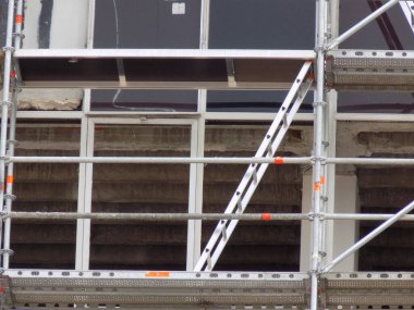 Yeniden yapılanma sırasında binanın etrafındaki iskeleler.
