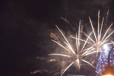 Gece gökyüzünde havai fişekler