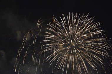 Gece gökyüzünde havai fişekler