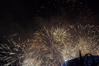 Gece gökyüzünde havai fişekler