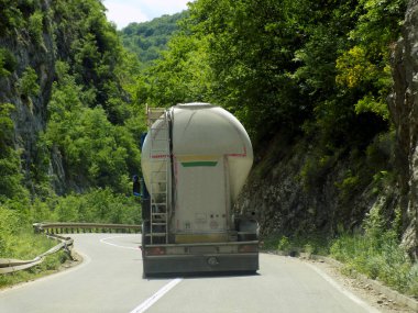 Dağ yolunda tehlikeli bir kamyon.