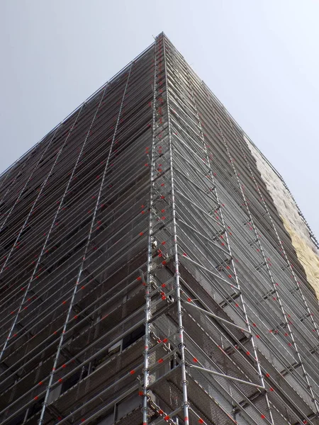 Rusztowanie Wokół Budynku Podczas Rekonstrukcji — Zdjęcie stockowe