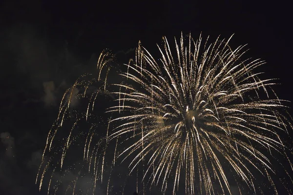 Gece gökyüzünde havai fişekler