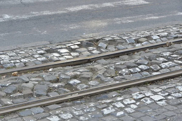 Beschädigtes Kopfsteinpflaster Auf Der Straße Auf Den Straßenbahngleisen — Stockfoto