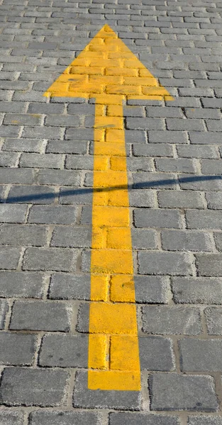 レトロな舗装されたダウンタウンの通りに黄色の交通矢印記号 — ストック写真
