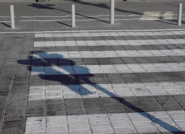Ampelschatten Fällt Auf Den Fußgängerüberweg — Stockfoto