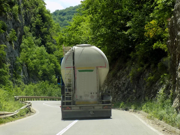Camião Perigoso Numa Estrada Montanha — Fotografia de Stock
