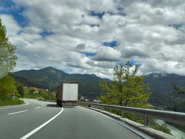 Caminhões Pesados Uma Estrada Montanha — Fotografia de Stock