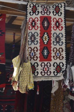 El yapımı eşyalar üzerinde renkli sariler