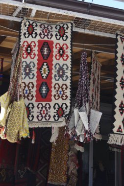 El yapımı eşyalar üzerinde renkli sariler