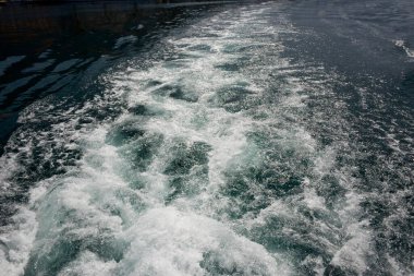 Dalgalar dalgalı denizde