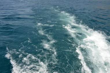 Dalgalar dalgalı denizde