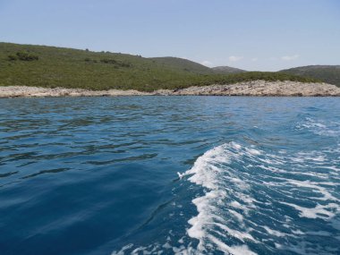 Dalgalar dalgalı denizde