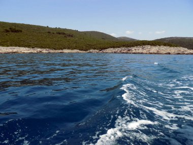 Dalgalar dalgalı denizde