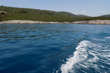 Dalgalar dalgalı denizde
